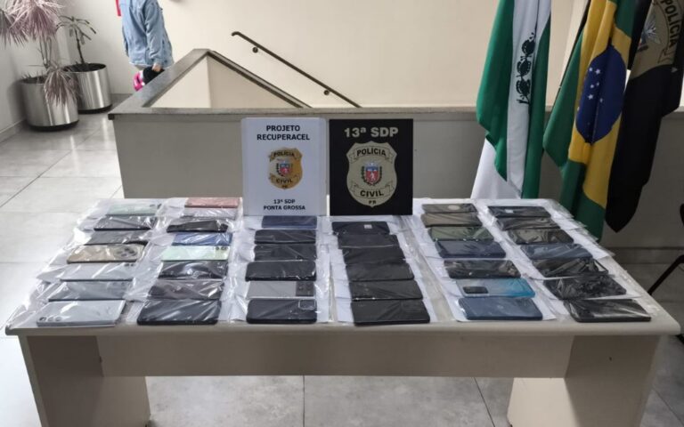 Polícia Civil entrega mais de 50 celulares recuperados aos donos em Ponta Grossa