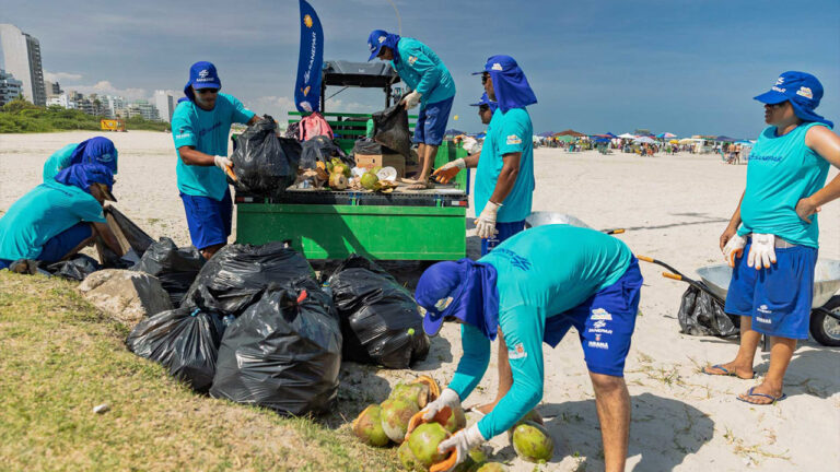 Mais de 93 toneladas de lixo são recolhidas nas praias do Litoral do Paraná em 16 dias