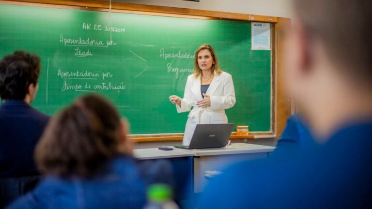 UEM abre concurso com 73 vagas para professores efetivos e salários de até R$ 16,5 mil