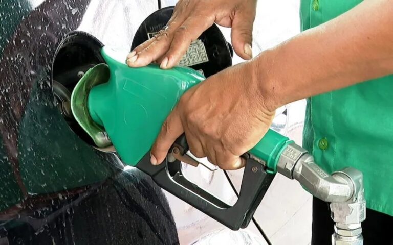 Redução no preço da gasolina anunciada pela Petrobras não chega aos postos do Paraná