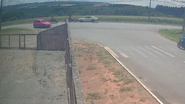 Colisão frontal entre carro e moto deixa jovem de 23 anos gravemente ferida na BR-153