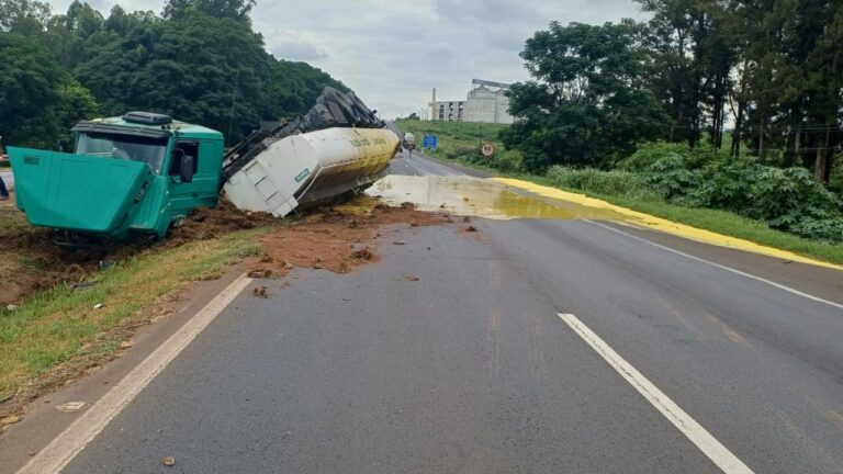Vazamento de produto químico em córrego da BR-376 é controlado após acidente em Ponta Grossa