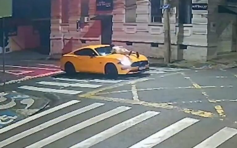 Motorista é preso após dirigir carro de luxo com mulher no capô no Centro de Ponta Grossa