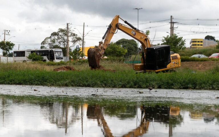 Prefeitura de Ponta Grossa inicia desassoreamento do Lago de Olarias