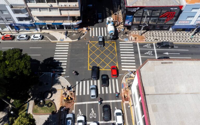 Novos semáforos inteligentes começam a ser instalados no Centro de Ponta Grossa