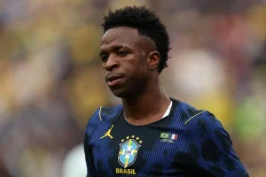 Melhor do mundo… mas comum na Seleção. Até quando vamos esperar ele decidir?