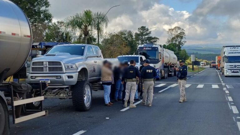 PRF flagra pela 6ª vez homem nunca habilitado conduzindo Dodge RAM ilegalmente modificada em Tibagi (PR)