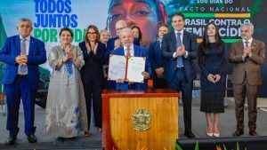 Lula assina medidas que criam Cadastro Nacional de Agressores e ampliam proteção às mulheres
