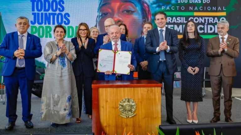 Lula assina medidas que criam Cadastro Nacional de Agressores e ampliam proteção às mulheres
