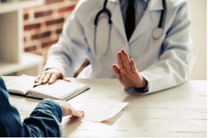 Quando a burocracia atrasa o tratamento: pacientes enfrentam negativas e demora na liberação de procedimentos de saúde