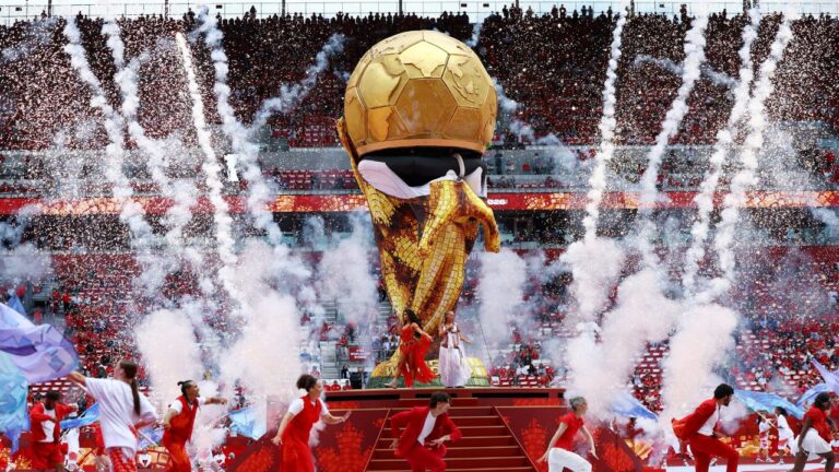 Gafe na abertura da Copa: taça gigante se desmonta no Canadá e viraliza nas redes